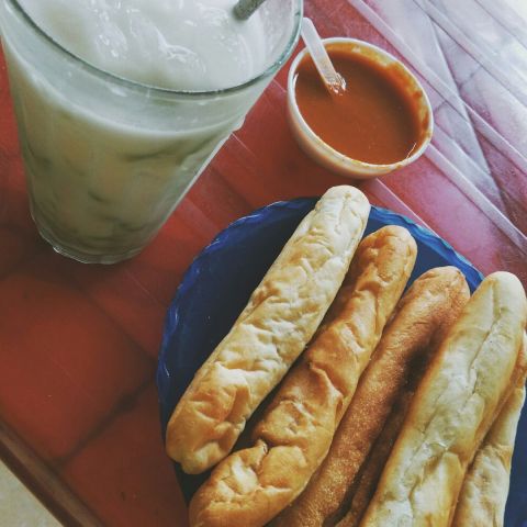 Quán chè thái và bánh mì cay
