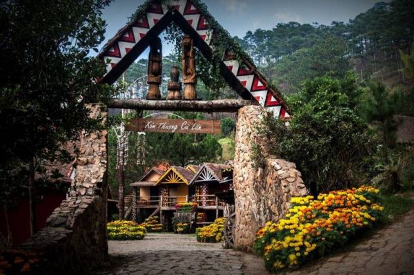 Thế giới cổ tích tại làng Cù Lần