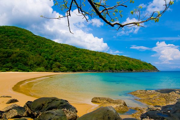 Làn nước biển trong vắt như gương soi ở Bãi Ông Đụng