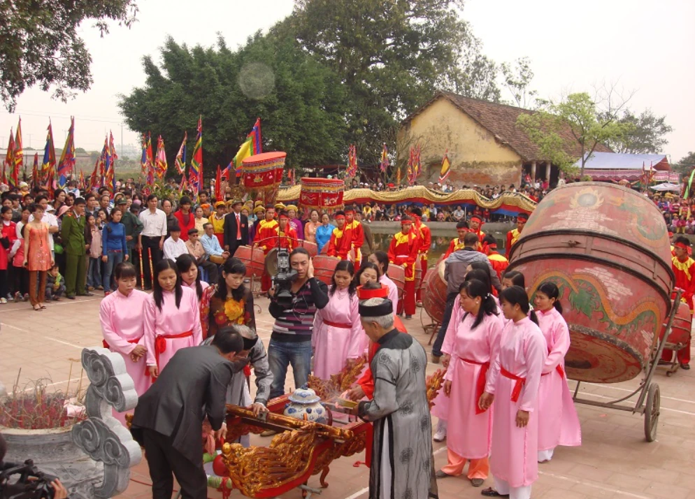 Lễ hội đền Chử Đồng Tử