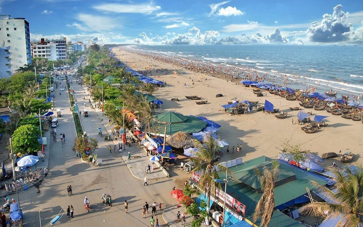 Biển Sầm Sơn hút khách vào mùa hè
