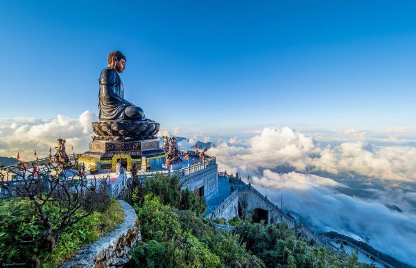 Kiến trúc chùa trên đỉnh núi đẹp tựa tiên cảnh