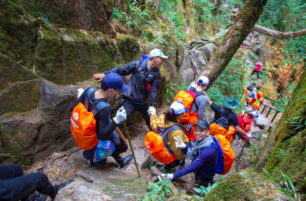 Trekking Fansipan theo tour