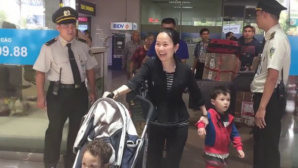 Trẻ em đi 1 mình phải có người đưa/đón ở 2 đầu sân bay
