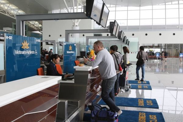 Làm thủ tục check-in tại sân bay