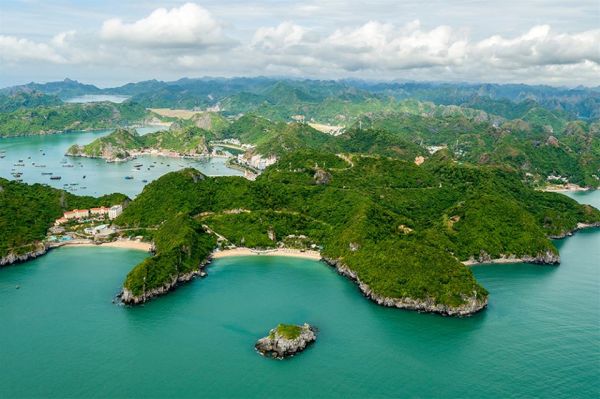 Vẻ đẹp kỳ vĩ, mê đắm lòng người của đảo Cát Bà