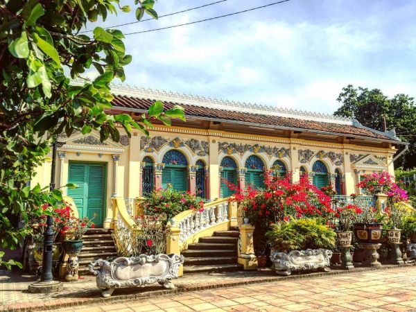 Nhà cổ Bình Thủy là địa điểm thu hút du khách tham quan và chụp ảnh tuyệt đẹp