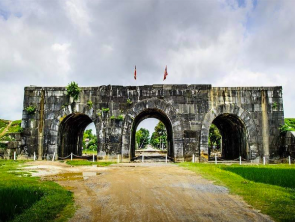 Cổng Nam Thành Nhà Hồ