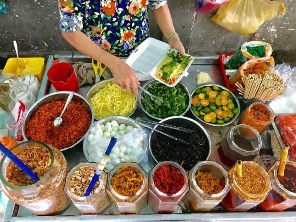 Món bánh tráng trộn Sài Gòn "ăn là ghiền"