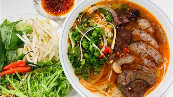 Thưởng thức hương vị Bún bò Huế tại Sài Gòn