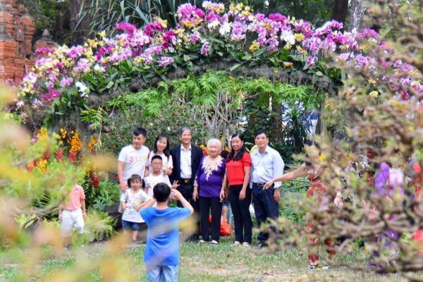 Người dân thành phố và du khách ùn ùn đến check-un Hội hoa xuân Tao Đàn