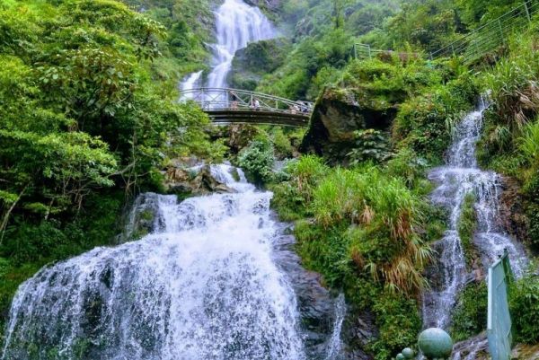 Khung cảnh thiên nhiên hùng vĩ nơi Thác Bạc – Đỉnh Đèo