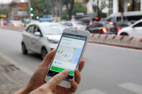 Đặt xe công nghệ trên ứng dụng điện thoại với giá xe được niêm yết sẵn