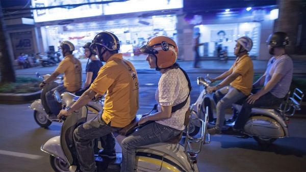 Di chuyển bằng xe máy để tự do khám phá thành phố