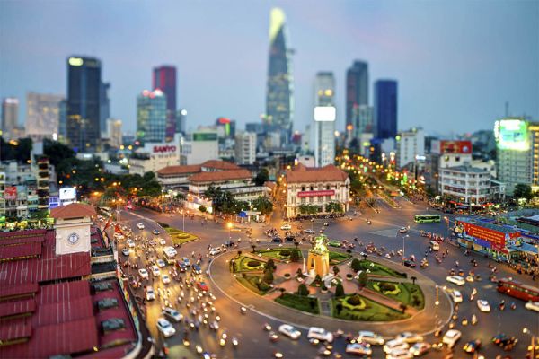 Đường phố Sài Gòn tấp nập, bảo quản tư trang cẩn thận khi đi trên đường