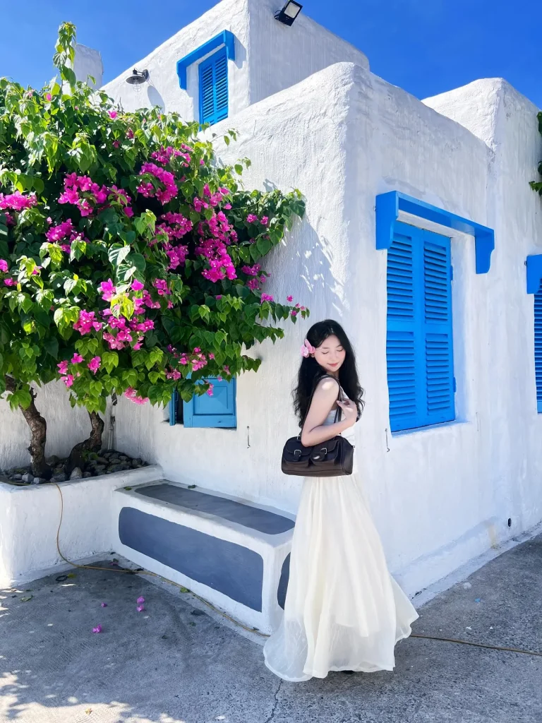 Góc nhìn toàn cảnh quán cafe Sơn Trà Marina với kiến trúc tông màu trắng và xanh