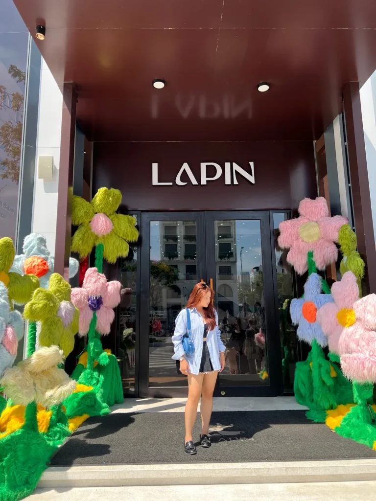 Mặt tiền quán Lapin Coffee & Pastry Đà Nẵng với kiến trúc tông trắng hiện đại