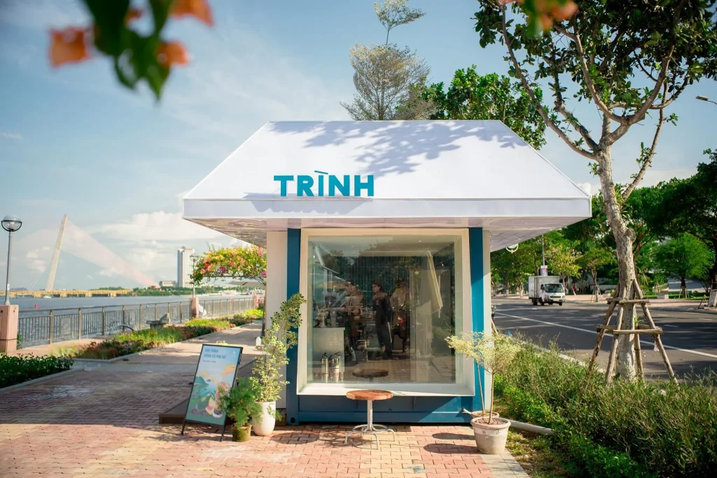 Góc nhìn từ ban công Trình Cà Phê Bạch Đằng hướng thẳng ra sông Hàn và cầu Rồng