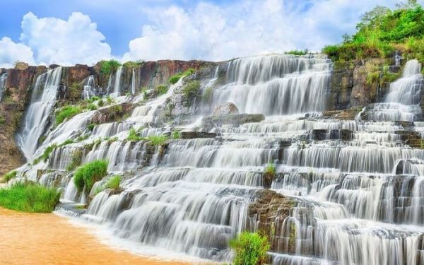 Không nên leo trèo lên những bậc cao của thác tránh gây té ngã