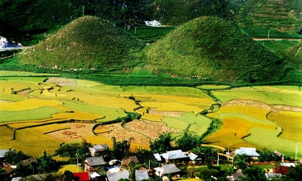 Núi đôi Quản Bạ ở đâu