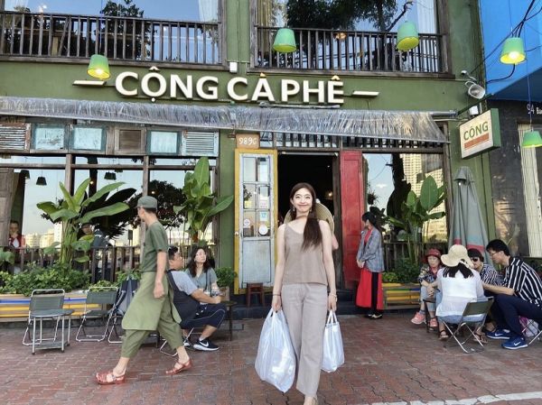 Màu xanh chủ đạo ở Cộng Cafe gây ấn tượng trong lòng du khách