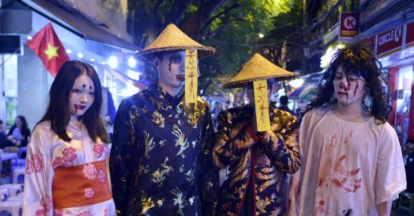 "Ma quỷ" tràn về phố đi bộ Hồ Gươm ngày Halloween