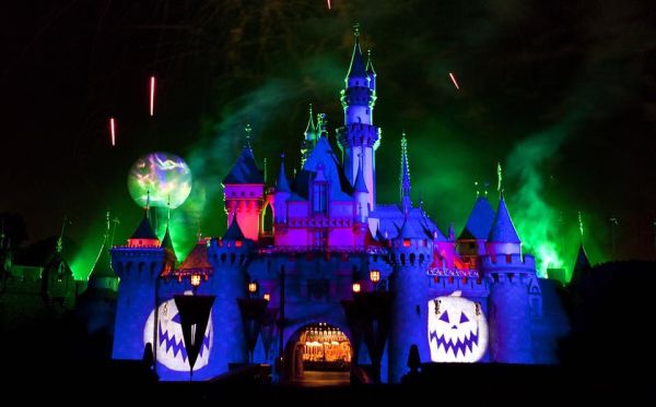 Không khí Halloween tưng bừng tại công viên nước Hồ Tây