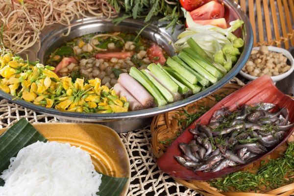 Về miền Tây thưởng thức món lẩu cá linh bông điên điển