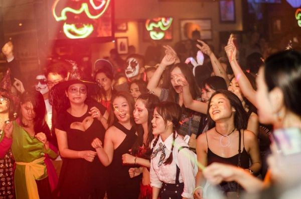 "Quẩy tưng bừng" tại các quán cà phê trong mùa Halloween