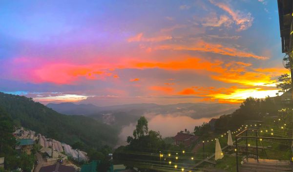 Quán cà phê Đen Đồi Dã Chiến - View ngắm toàn cảnh Đà Lạt