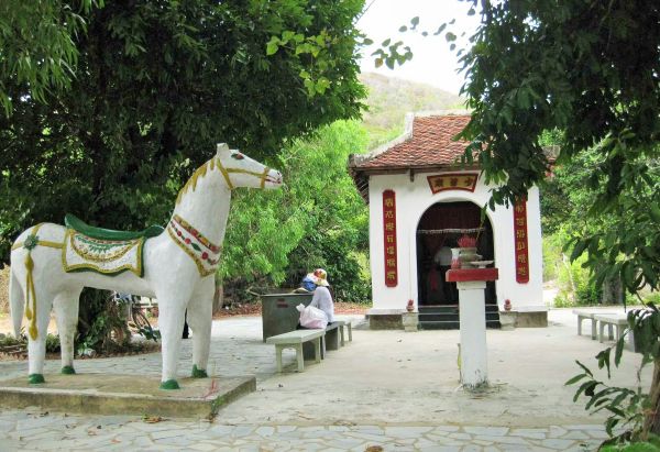 Khuôn viên ngày nay tại Miếu bà Phi Yến