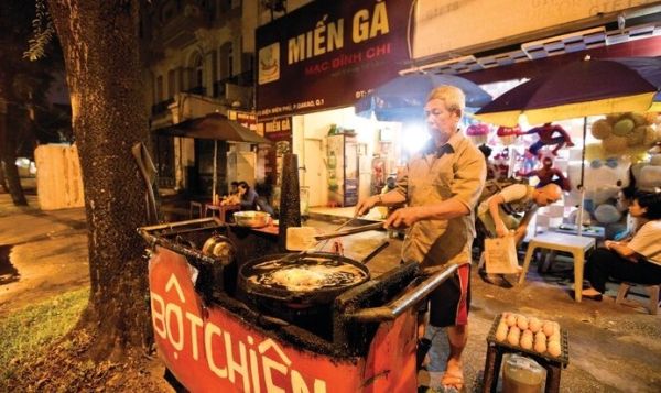 Xe đẩy bột chiên lâu đời giữa lòng Sài Gòn náo nhiệt