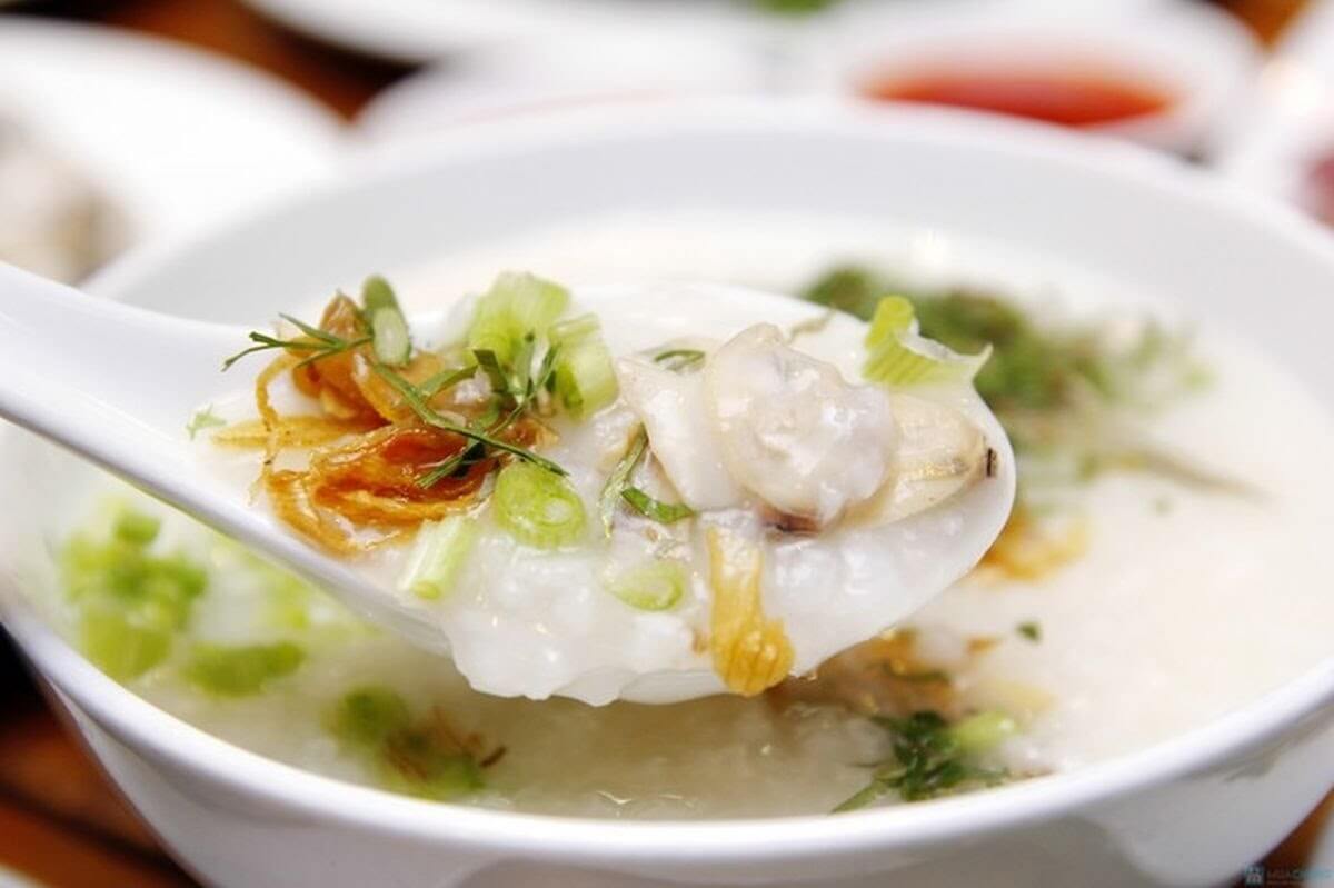Thưởng thức món cháo hàu Móng Cái ngon khó cưỡng