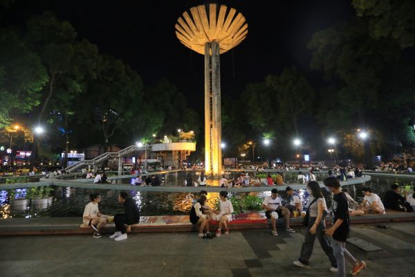 Hồ Con Rùa - Không gian hẹn hò lý tưởng khi về đêm
