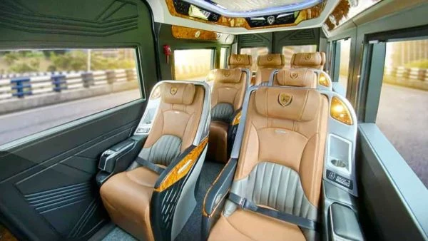 Không gian sang trọng của xe Limousine