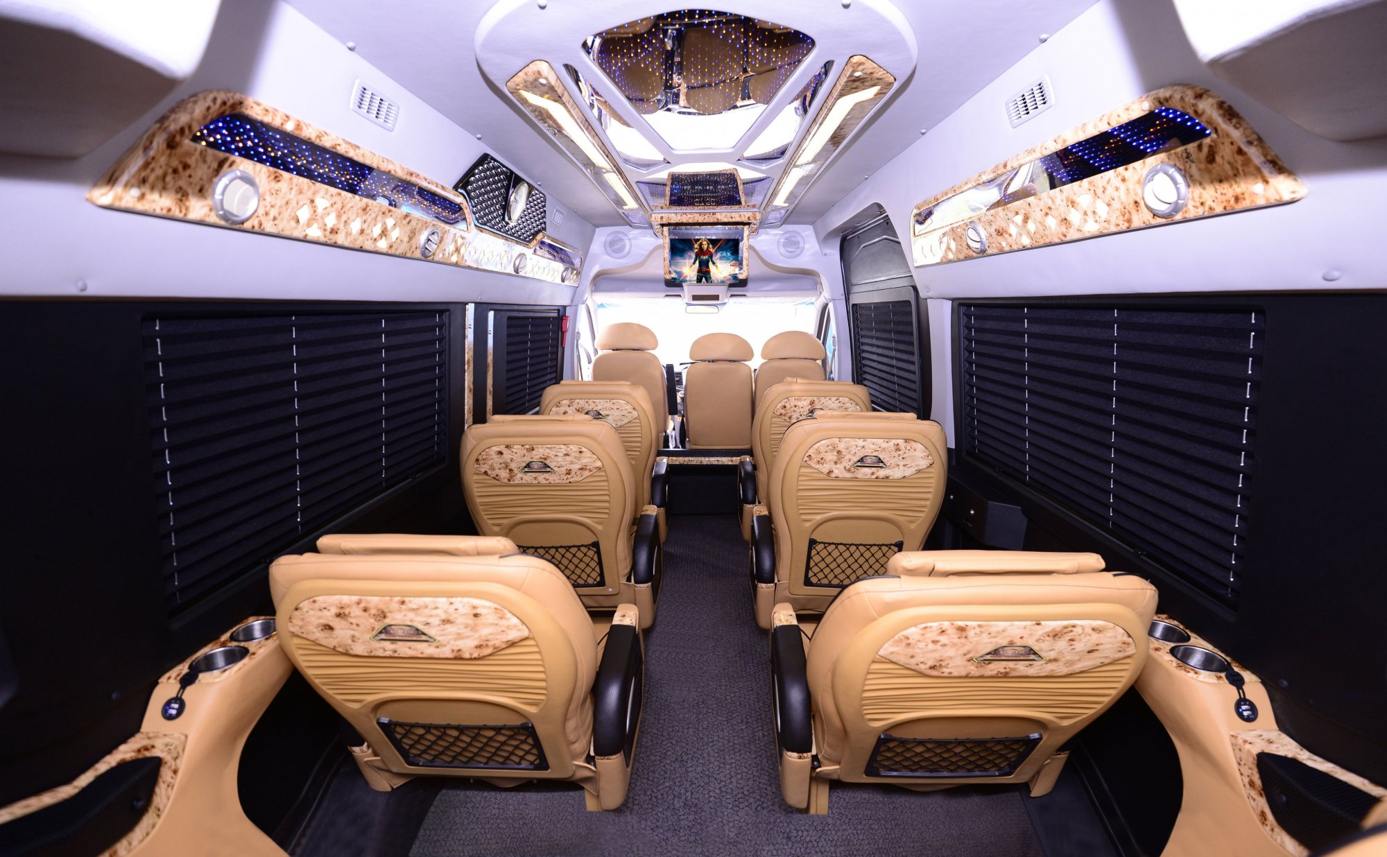 Không gian rộng rãi, sang trọng của xe Limousine