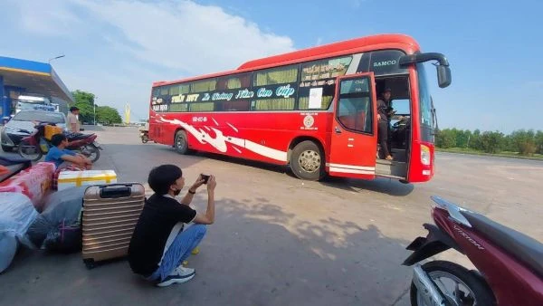 Xe khách chính là phương tiện di chuyển tiết kiệm được nhiều hành khách lựa chọn