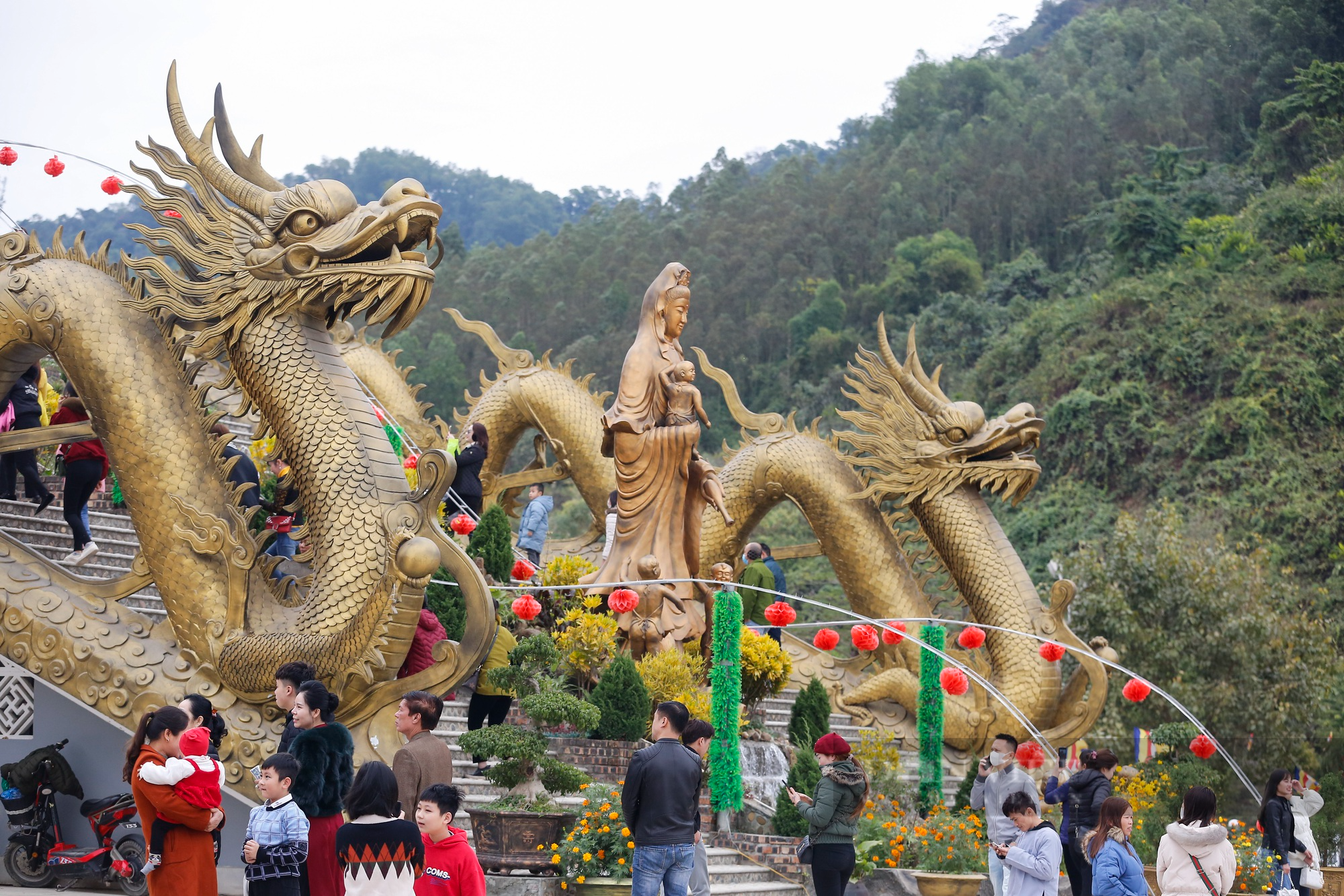 Đông đảo người dân và khách du lịch đi lễ tại thiền viện trúc lâm Tuyên Quang