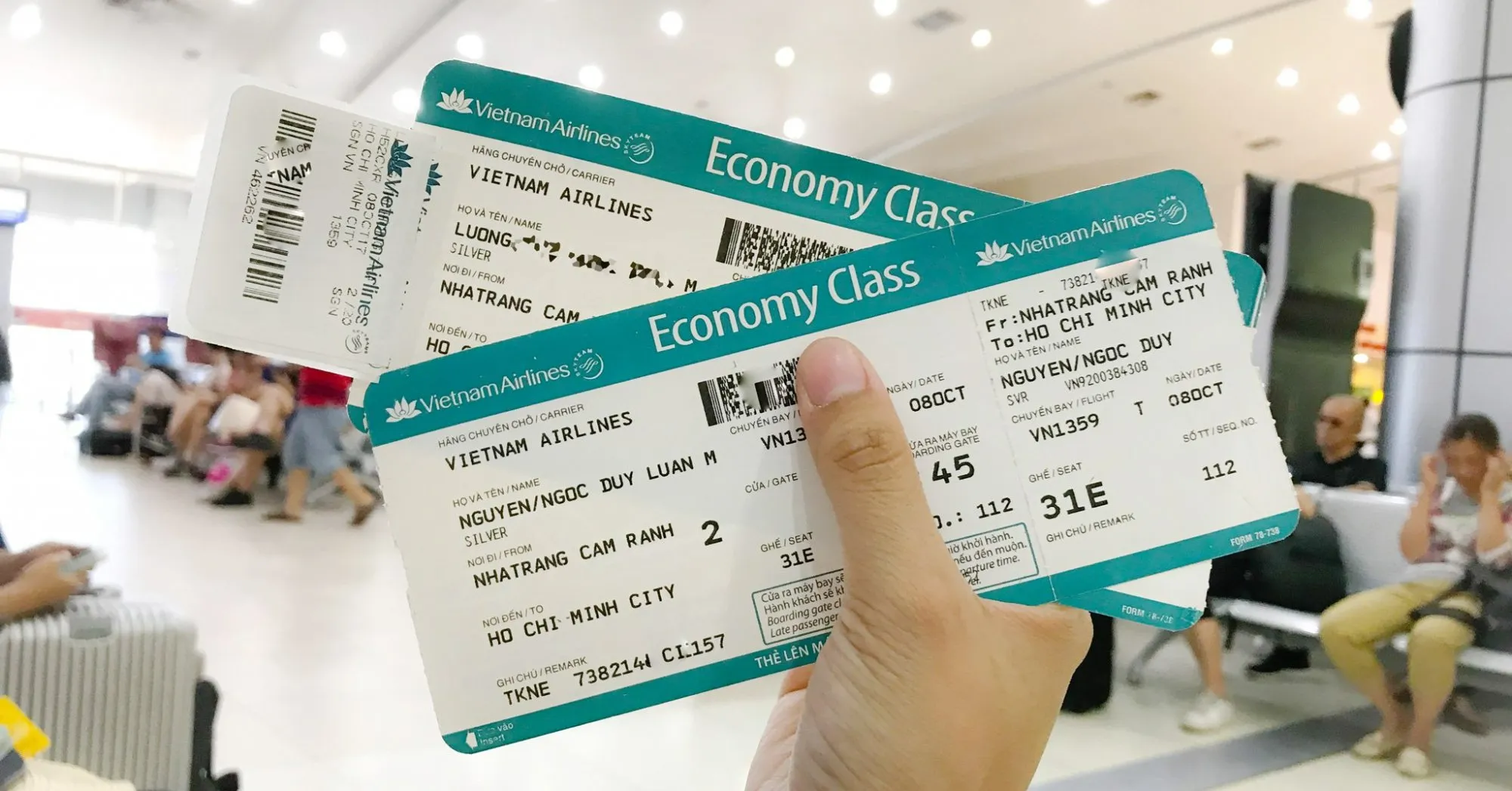 Sau khi làm thủ tục tại quầy, bạn sẽ nhận được thẻ lên máy bay (Boarding Pass) từ nhân viên