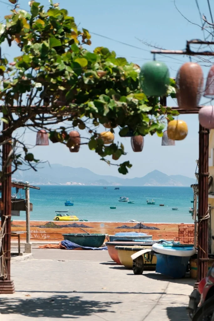 Cung đường đi bộ ven biển tại Eo Gió Quy Nhơn với những rặng núi đá kỳ vĩ ôm trọn bờ biển